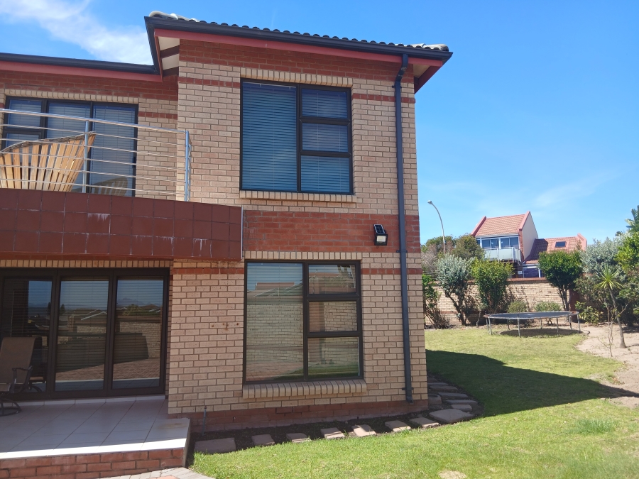 To Let 4 Bedroom Property for Rent in Wavecrest Eastern Cape